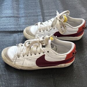 Nike Blazer Low ‘77 Jumbo White Dark Beetroot.